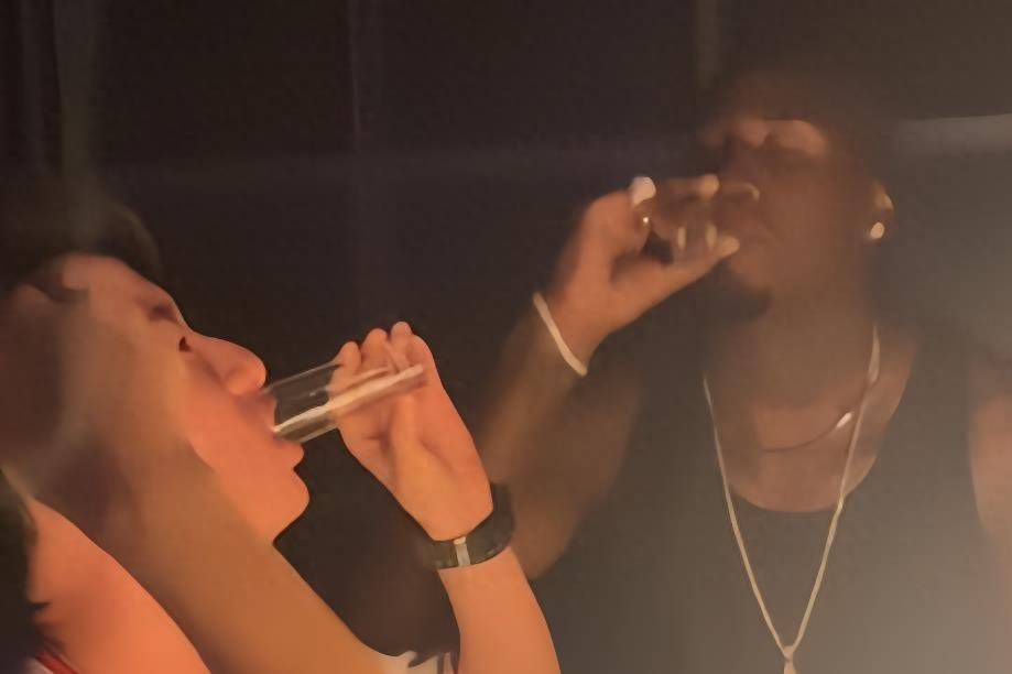 年青的独身母亲达莉娅（詹妮弗·康纳莉饰）刚和不忠的丈夫离婚，固然心碎非常、急着抛开曩昔，但和前夫争取小女儿西西的监护权，则让她更加费心为了逃开本来的悲伤地，和曩昔的糊口作个了断，达莉娅决议带着女儿搬进了纽约路斯维特岛郊区糊口，新的工作、新的居处，一切仿佛有了起色。租的公寓实在有点老旧，电梯里乃至会呈现不明污秽物，不外看在廉价的份上，达莉娅和女儿就临时安了身。但是，不久，新居处天花板上就呈现了水渍痕，先是楼上的房间成天传来滴水声，然后房间里呈现莫名滴落的液体，而表示奇奇异怪的房主莫瑞师长教师刚起头则完全谢绝替她们补缀。一切仿佛不止是水管漏水那末简单，奇异的工作接连产生，房间仿佛有了本身的生命，同心专心想找出本相、庇护本身深爱的女儿的达莉娅不知不觉堕入了更深的险境，鬼水鬼魂恍如不知不觉覆盖在了她的四周。